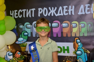 Деца на Among Us парти в Елмо