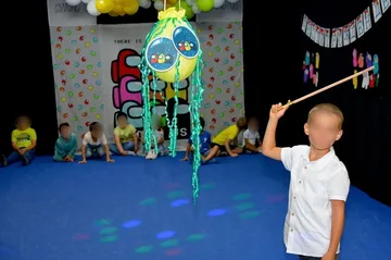 Деца на Among Us парти в Елмо