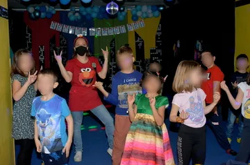 Деца на Among Us парти в Елмо