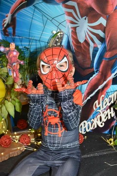 Спайдърмен и Батман с децата на рожден ден