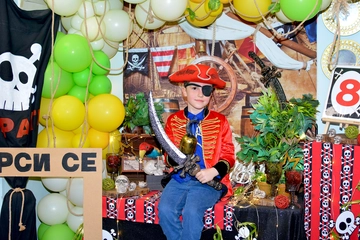 Деца търсят съкровище по пиратска карта - рожден ден София