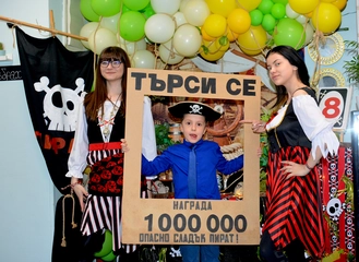 Деца търсят съкровище по пиратска карта - рожден ден София