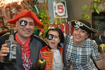 Деца търсят съкровище по пиратска карта - рожден ден София