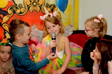 Момичешко парти с еднорози и дискотека в Елмо