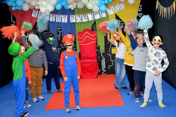 Super Mario рожден ден с аниматори в Елмо