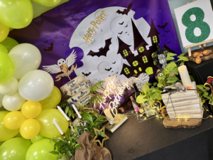 Тематична украса на Хари Потър парти в София – свещи, шапки и банери