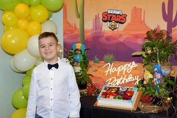 Деца на Brawl Stars парти в Елмо