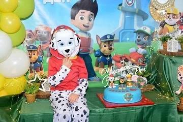 Деца със значки Paw Patrol на рожден ден