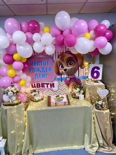 Деца със значки Paw Patrol на рожден ден