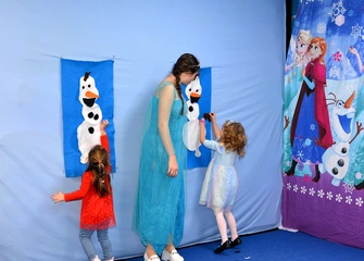 Деца и аниматор на Frozen парти