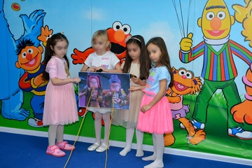 KPOP Demon Hunters рожден ден в Детски парти клуб Елмо