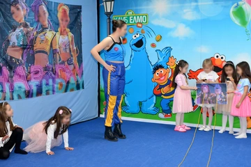 Неонова украса и атмосфера за KPOP парти