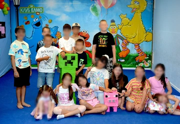 Групова снимка на Minecraft парти с Крийпър и прасето от Майнкрафт тематичен рожден ден в Елмо